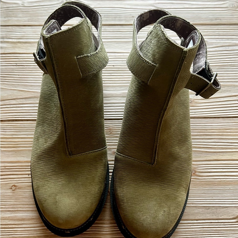 Chaco Olive Slingback Clog Sandals | Studded Wood Heel | Size 10.5 | Like New - Picture 3 of 5